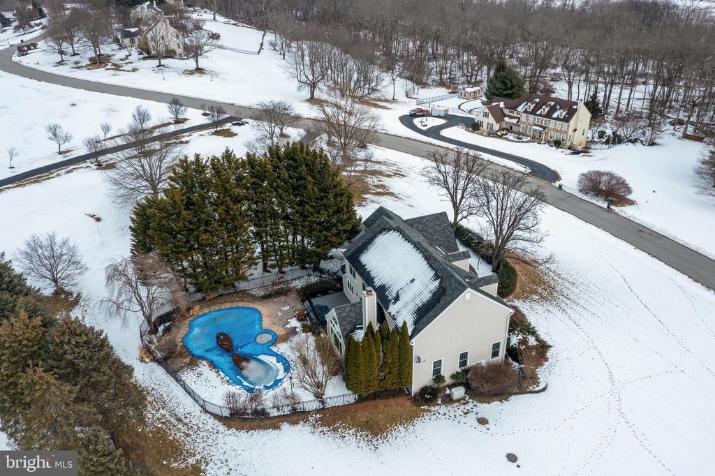 825 BAINBRIDGE DRIVE