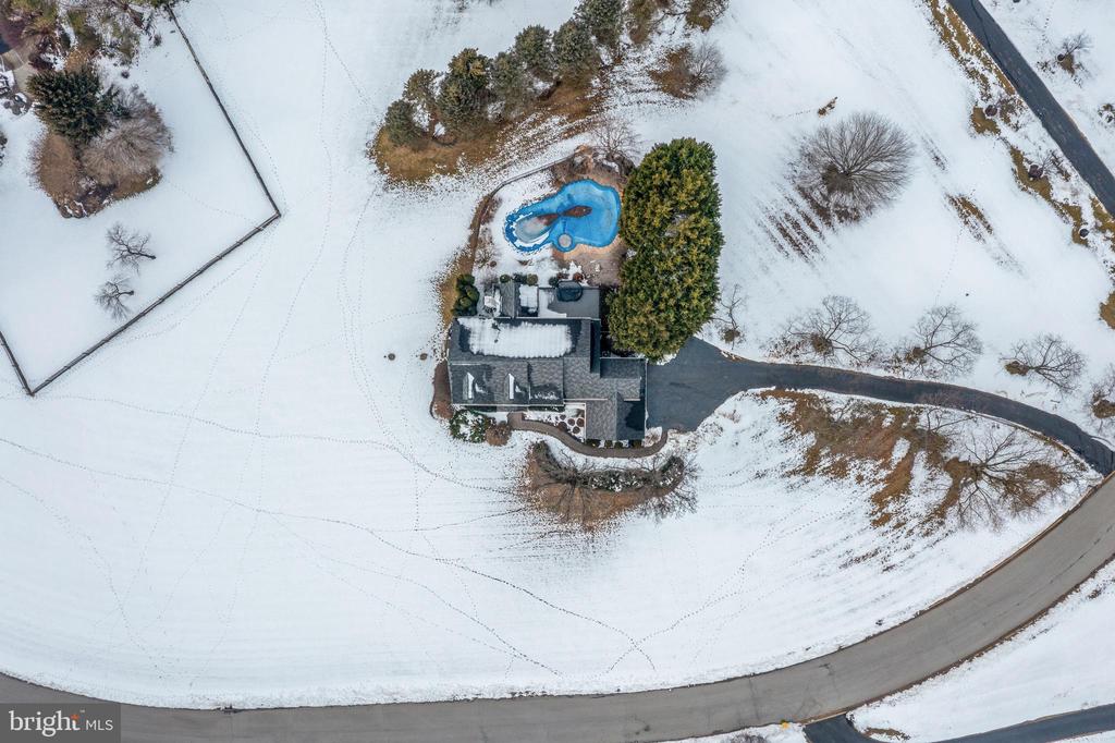 825 BAINBRIDGE DRIVE