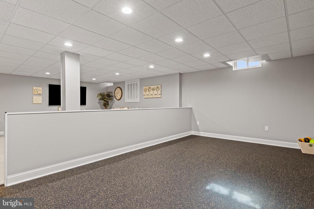 825 BAINBRIDGE DRIVE