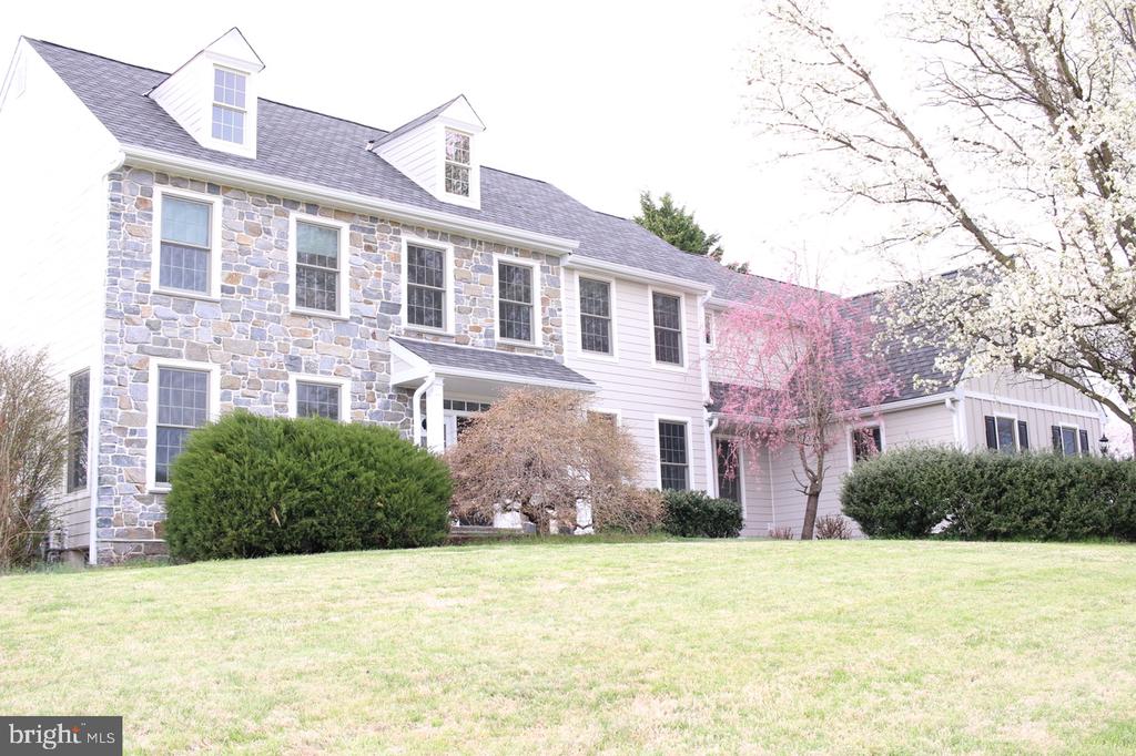 825 BAINBRIDGE DRIVE