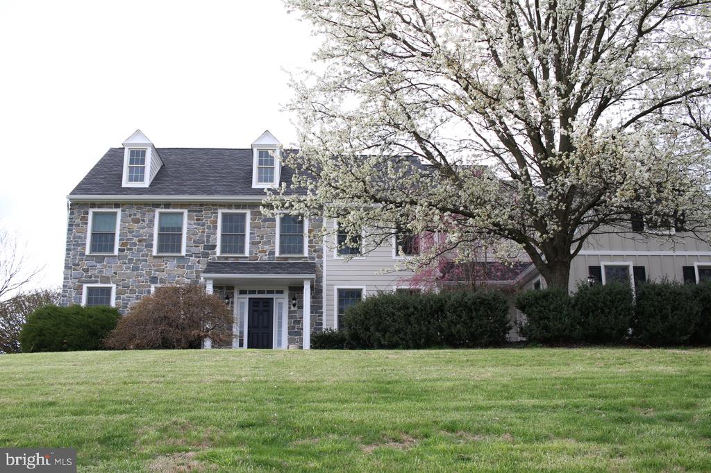 825 BAINBRIDGE DRIVE