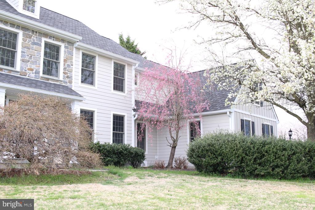 825 BAINBRIDGE DRIVE