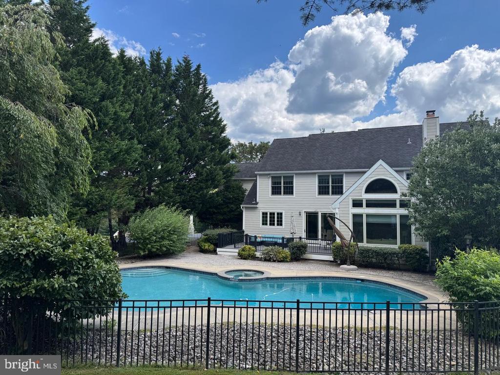 825 BAINBRIDGE DRIVE