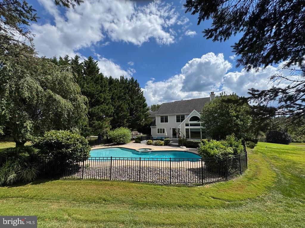 825 BAINBRIDGE DRIVE