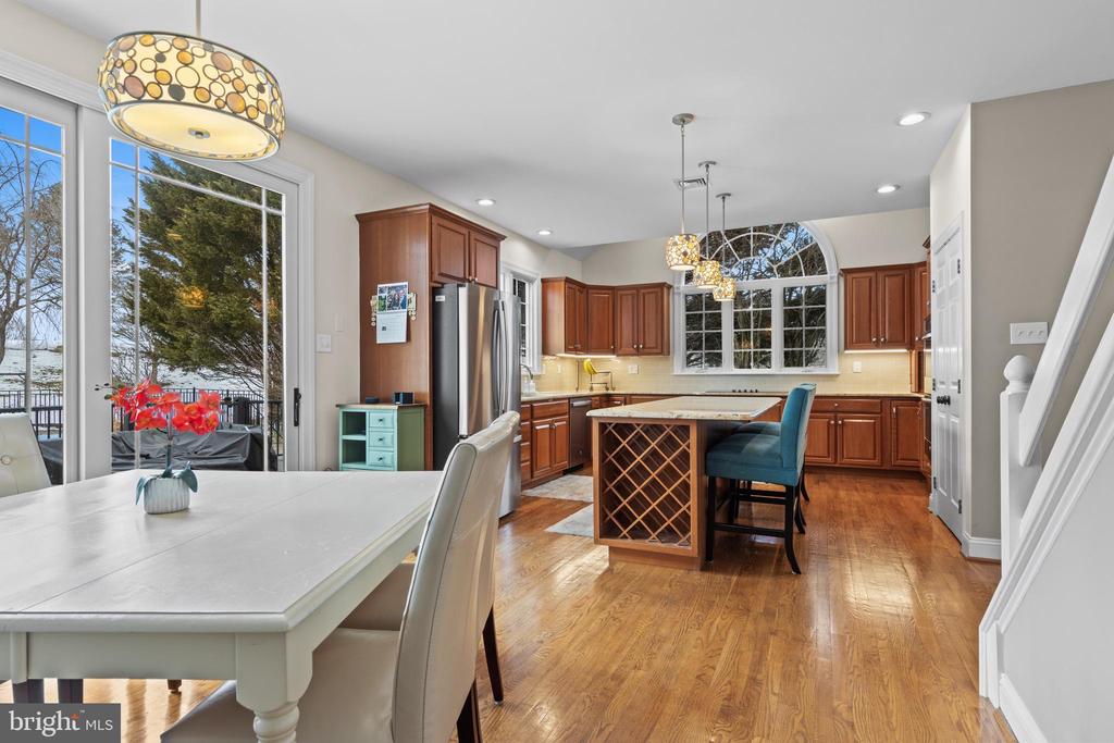 825 BAINBRIDGE DRIVE