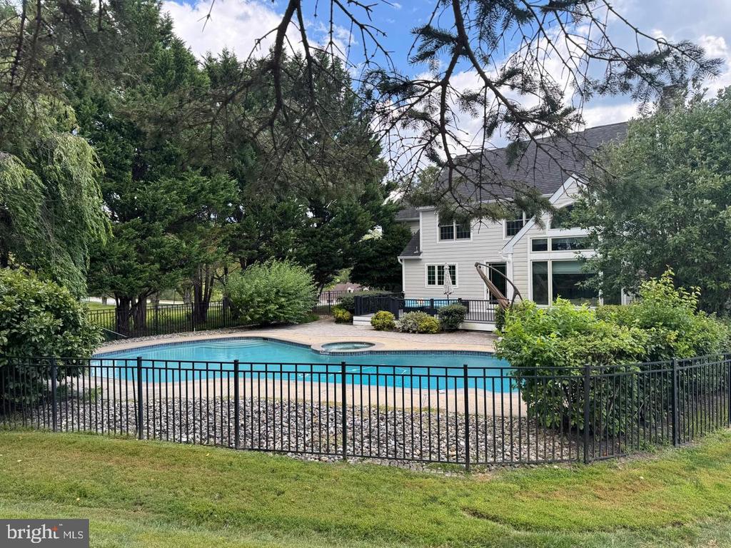 825 BAINBRIDGE DRIVE