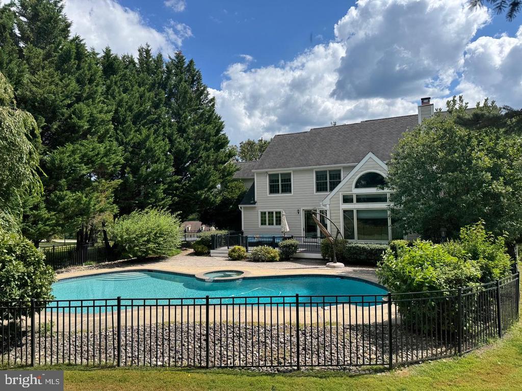 825 BAINBRIDGE DRIVE