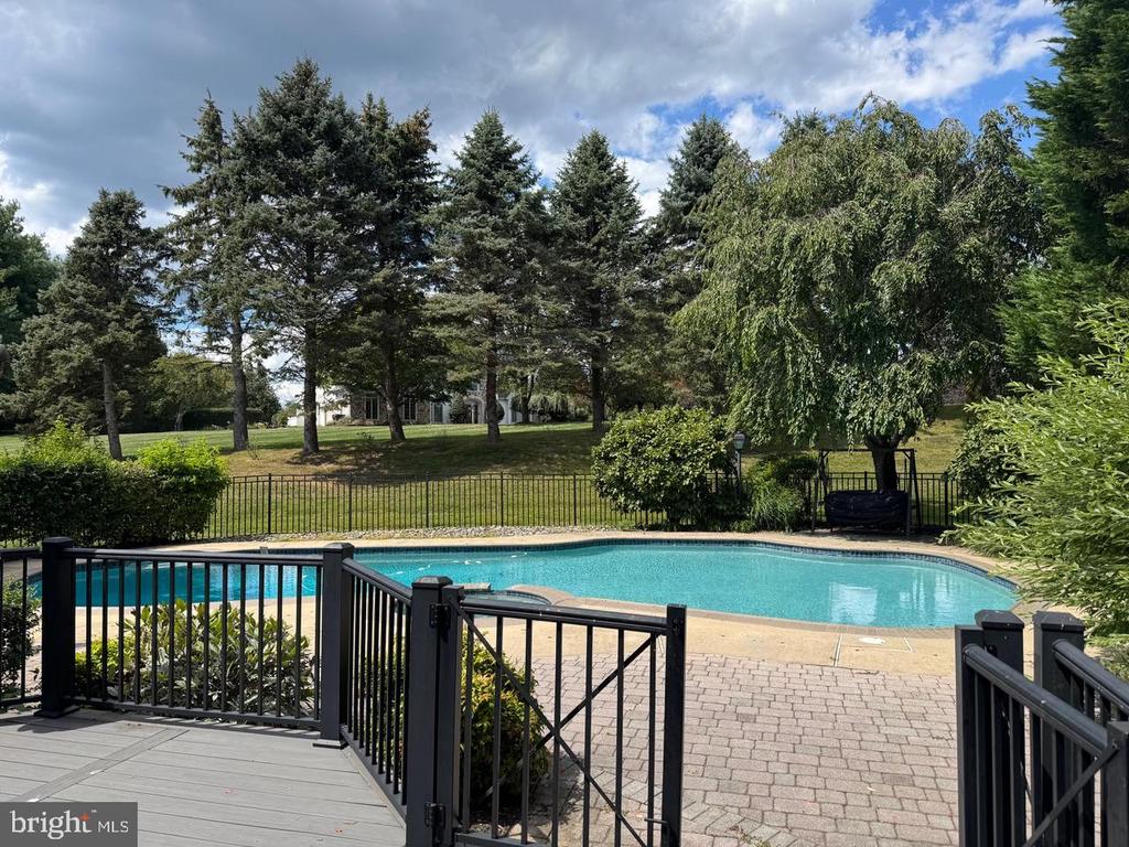 825 BAINBRIDGE DRIVE
