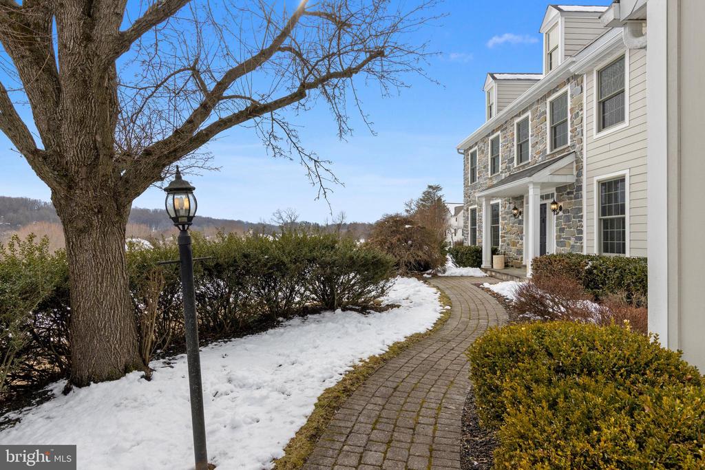 825 BAINBRIDGE DRIVE