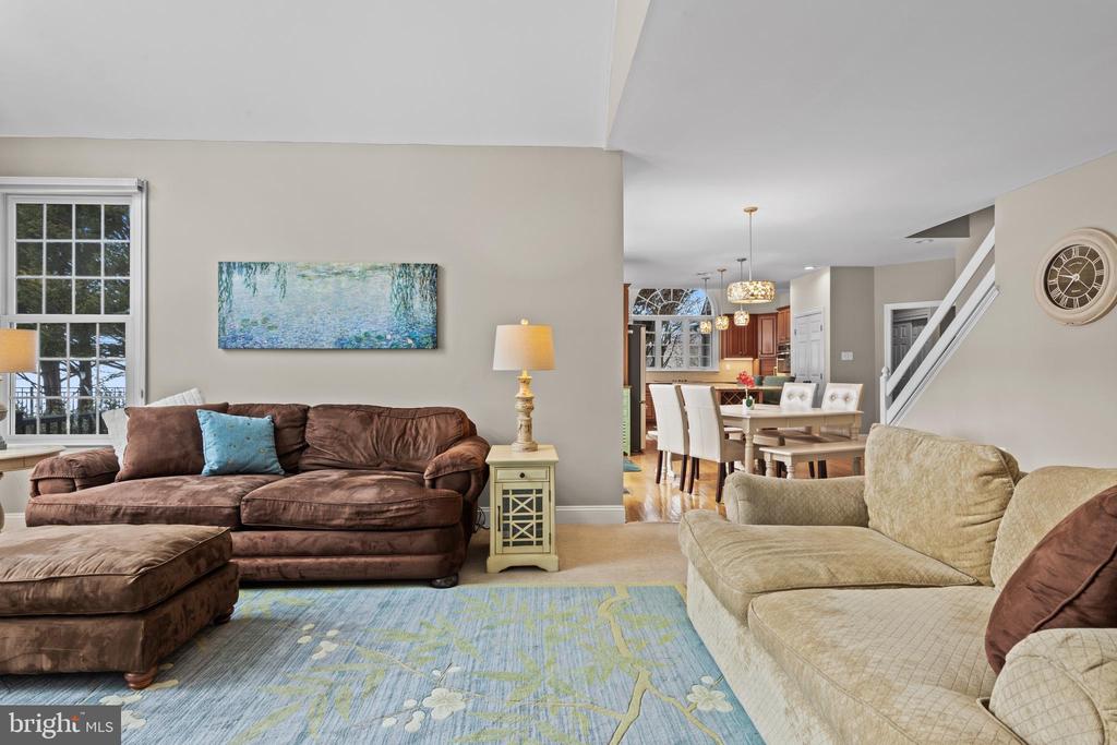 825 BAINBRIDGE DRIVE