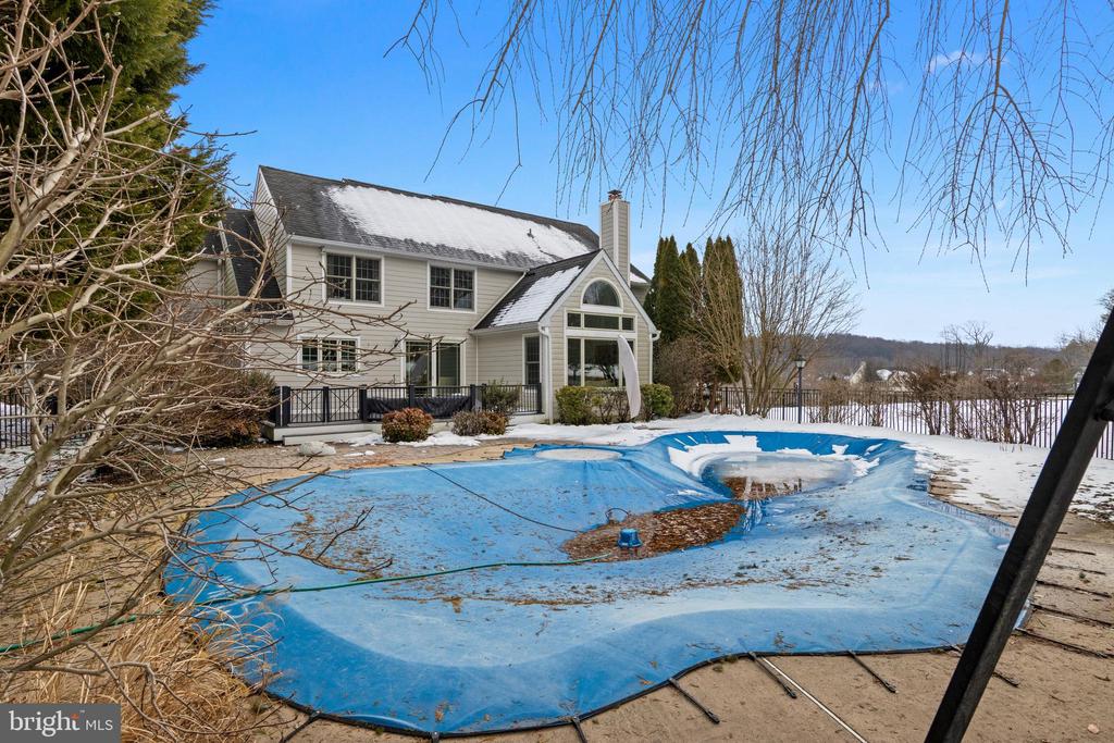 825 BAINBRIDGE DRIVE