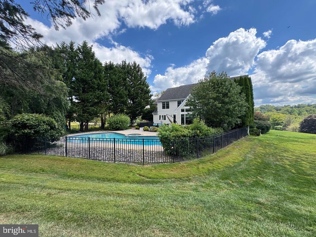 825 BAINBRIDGE DRIVE