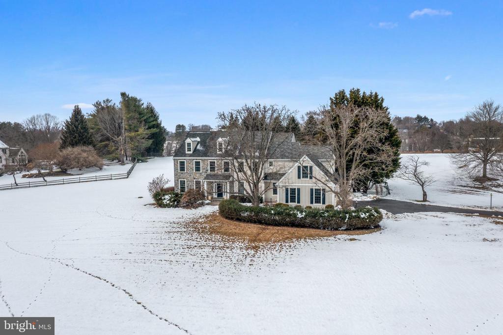 825 BAINBRIDGE DRIVE
