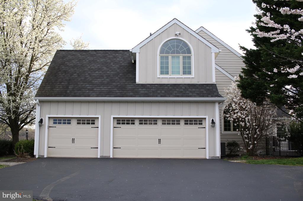 825 BAINBRIDGE DRIVE