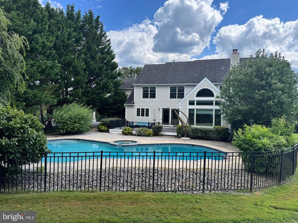 825 BAINBRIDGE DRIVE
