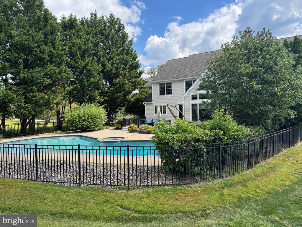 825 BAINBRIDGE DRIVE