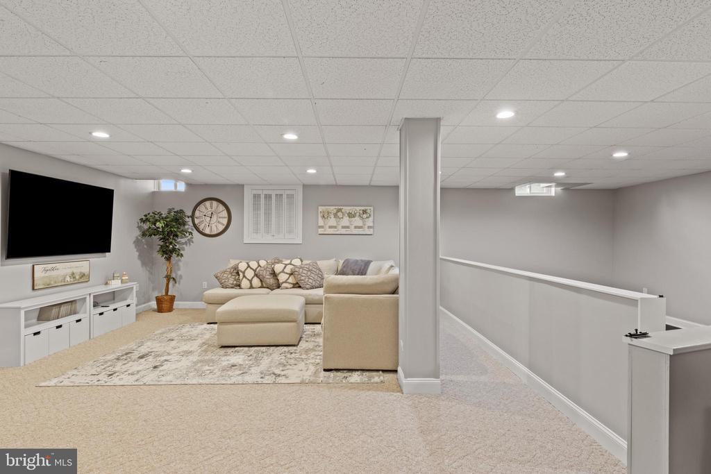 825 BAINBRIDGE DRIVE