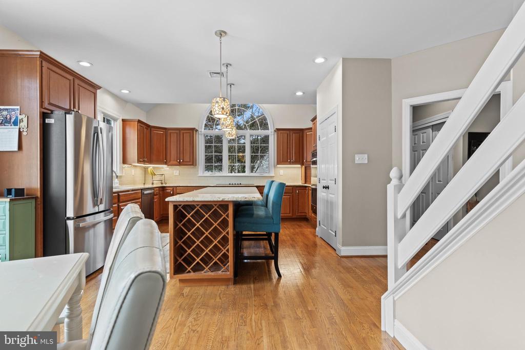 825 BAINBRIDGE DRIVE