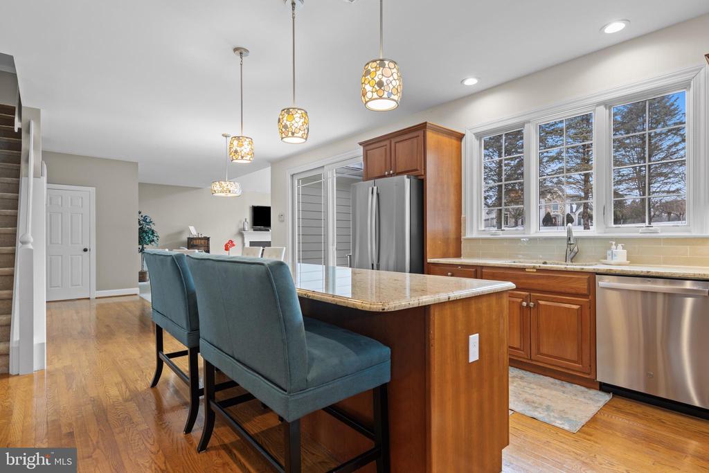 825 BAINBRIDGE DRIVE