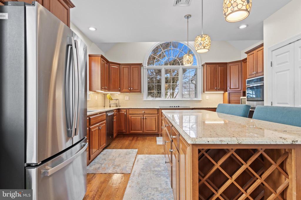 825 BAINBRIDGE DRIVE