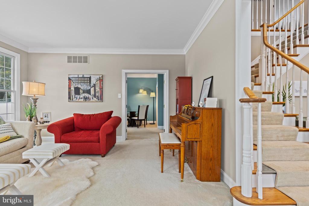 825 BAINBRIDGE DRIVE