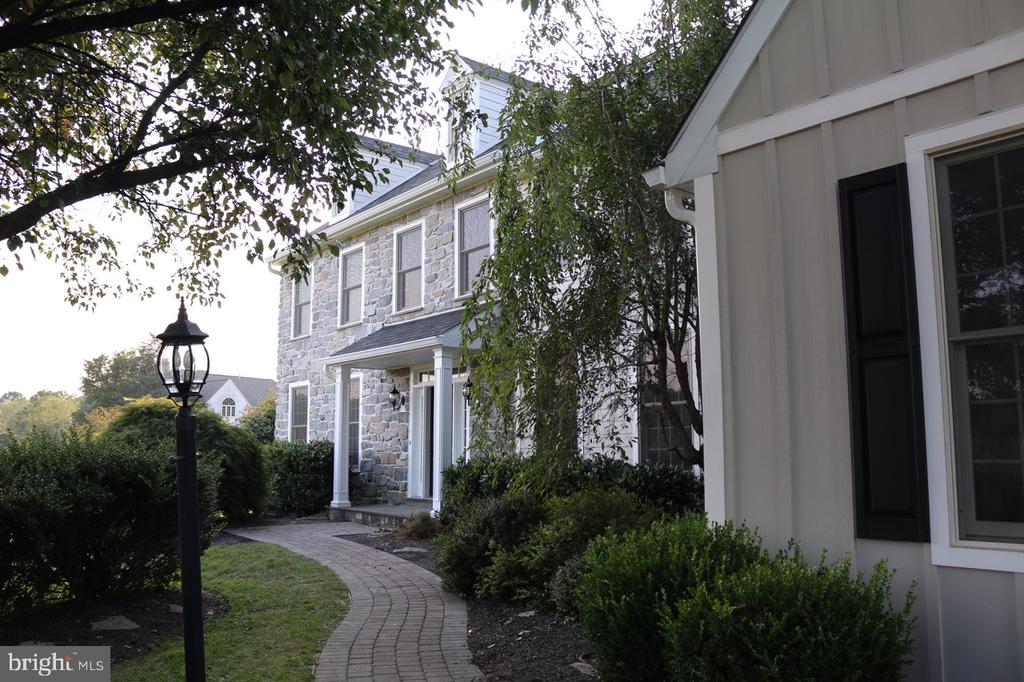 825 BAINBRIDGE DRIVE