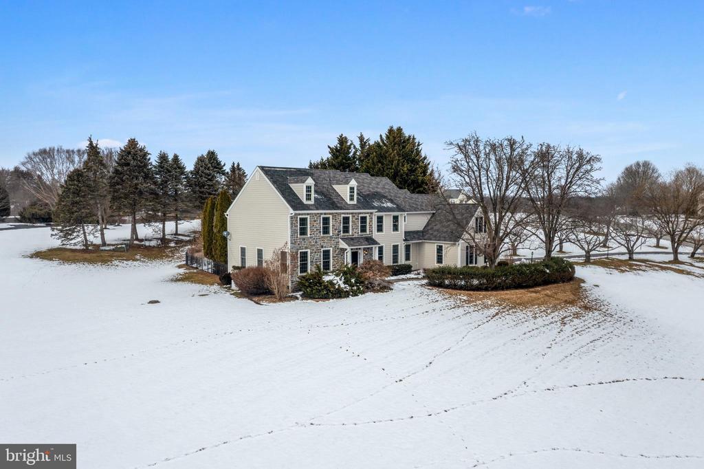 825 BAINBRIDGE DRIVE