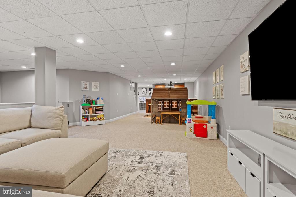 825 BAINBRIDGE DRIVE