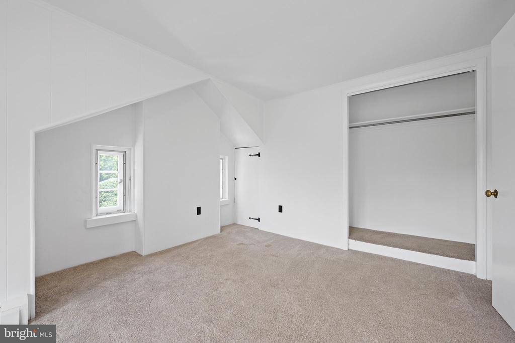 106 S ROBERTS ROAD