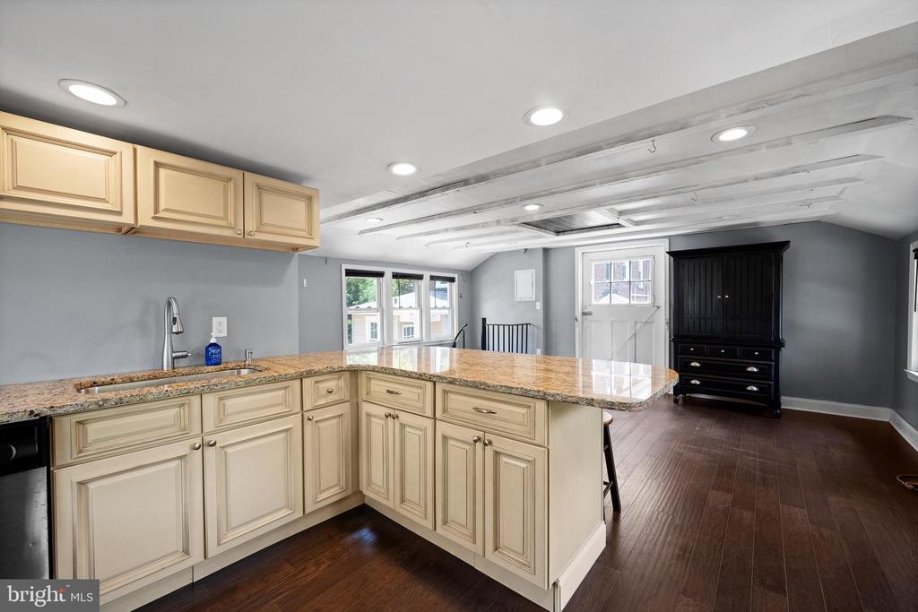 106 S ROBERTS ROAD