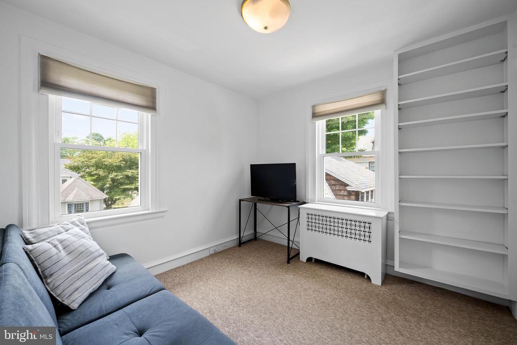 106 S ROBERTS ROAD