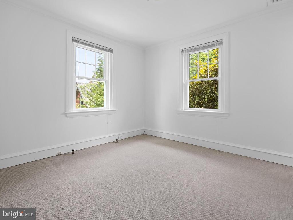 106 S ROBERTS ROAD