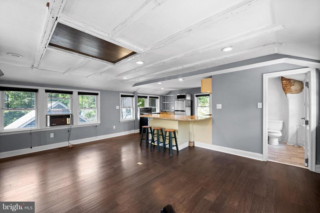 106 S ROBERTS ROAD
