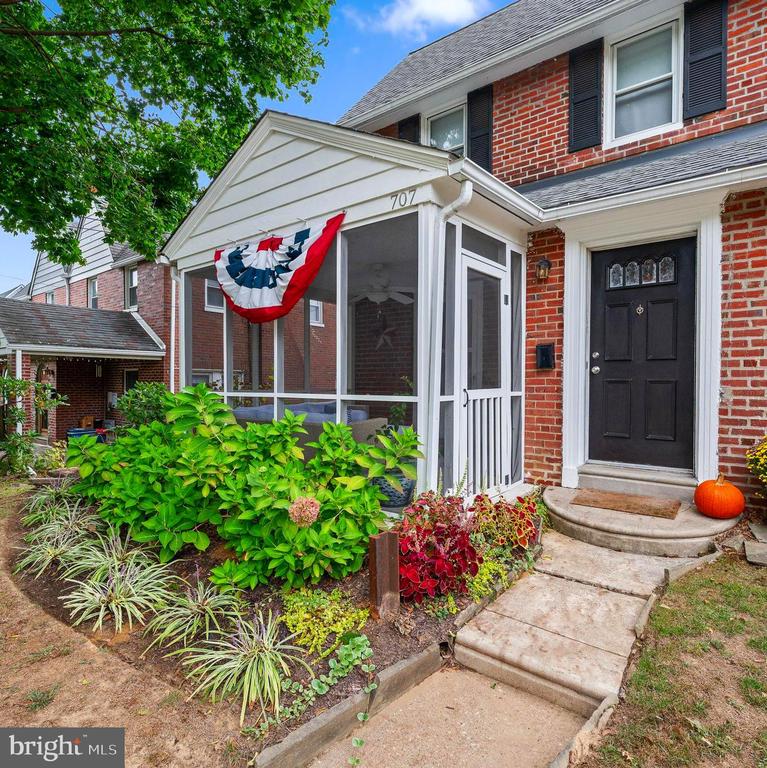707 AUBREY AVENUE