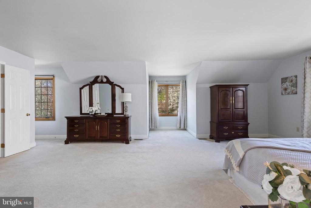 10 BAYBERRY DRIVE
