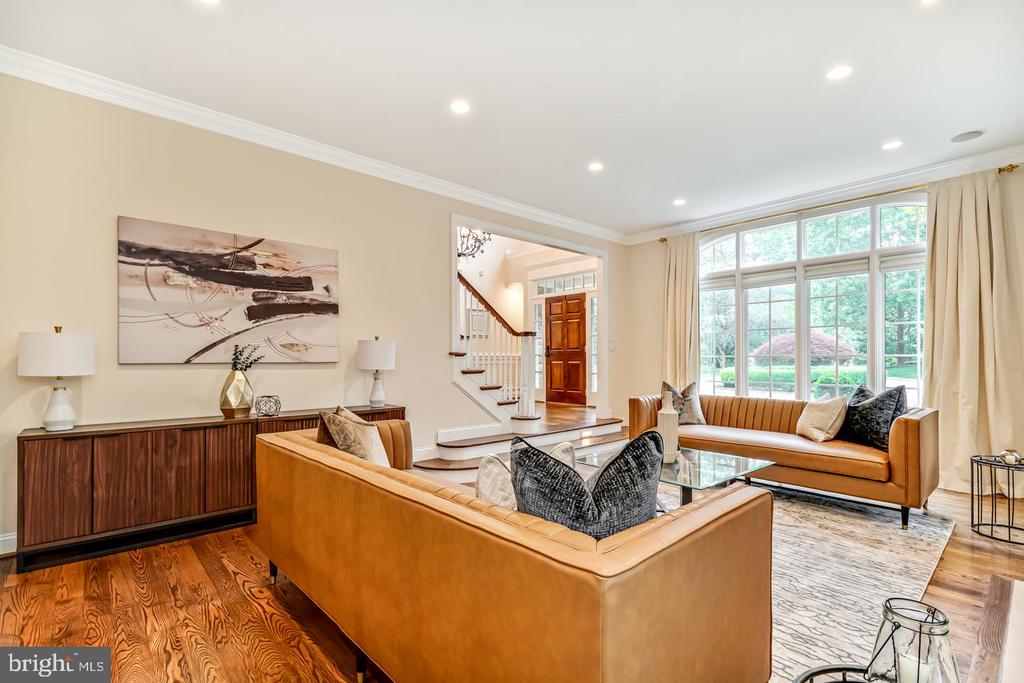 841 COLONY COURT