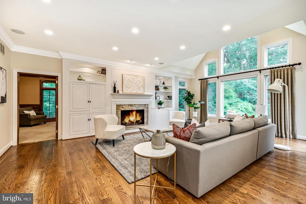 841 COLONY COURT