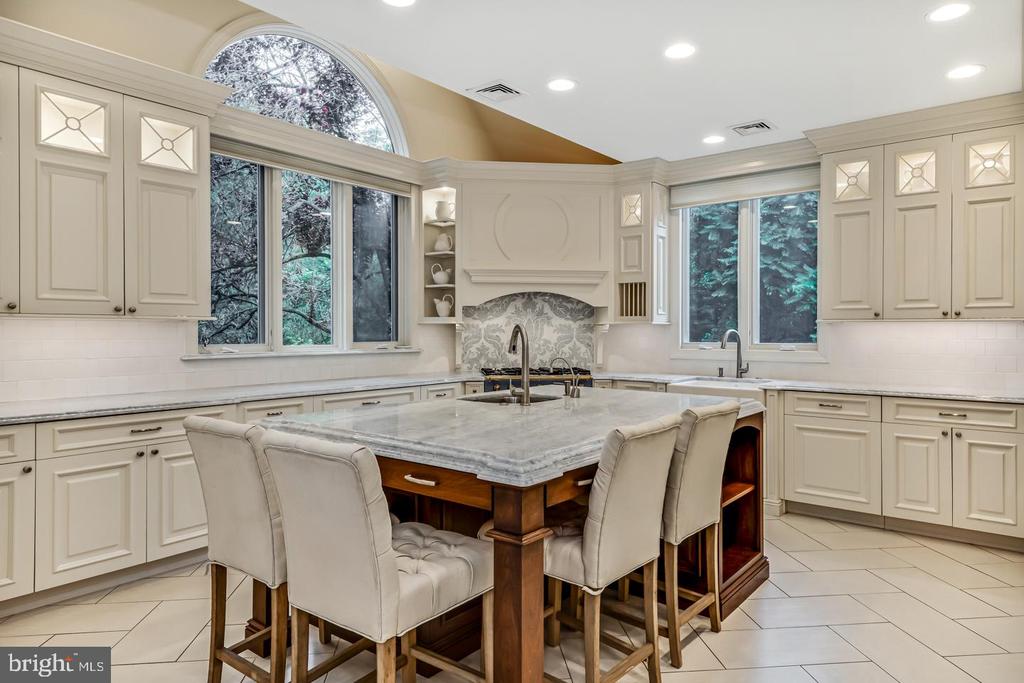 841 COLONY COURT