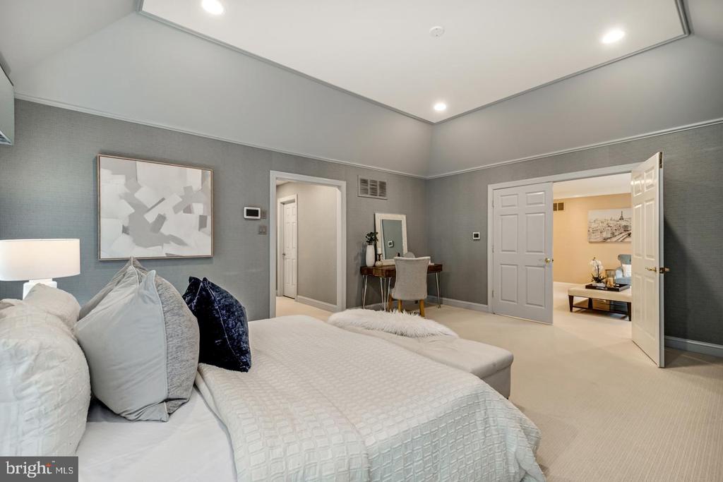 841 COLONY COURT