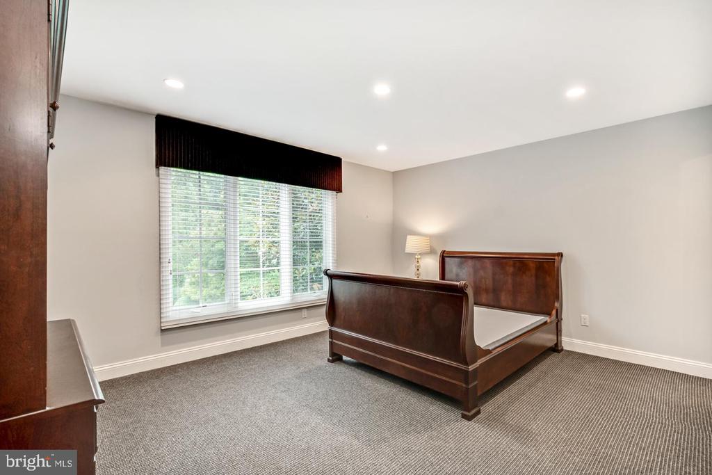 841 COLONY COURT