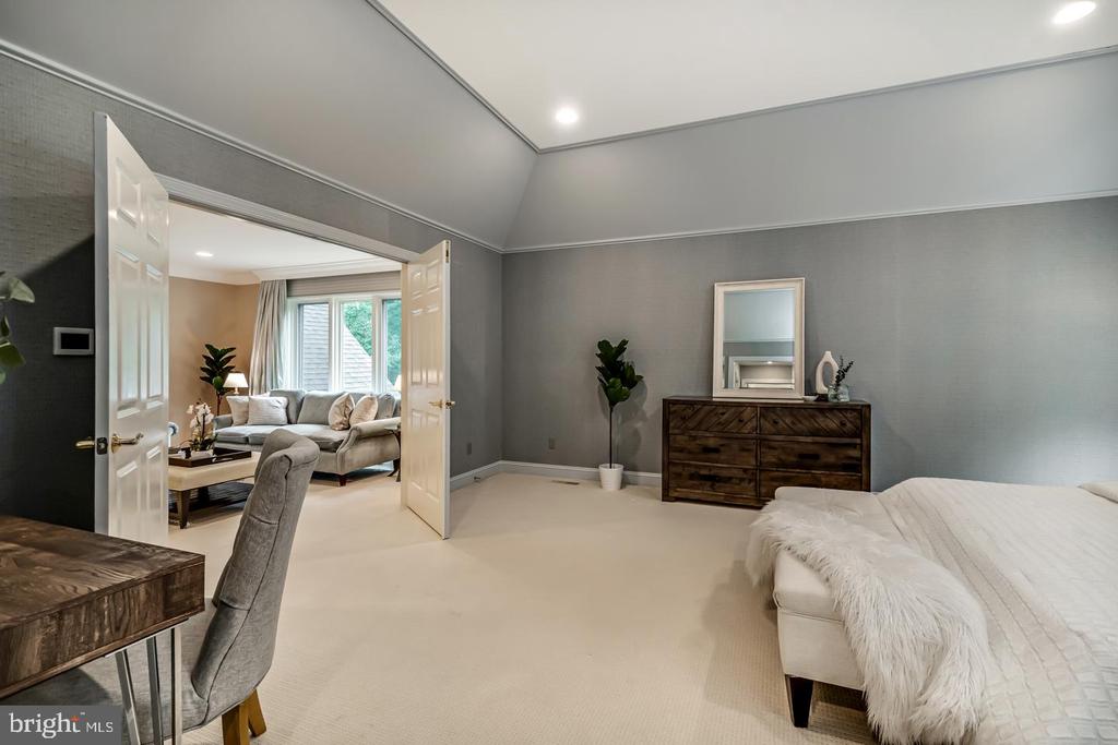 841 COLONY COURT