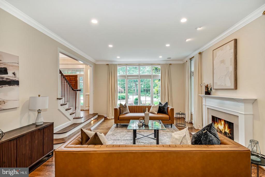 841 COLONY COURT