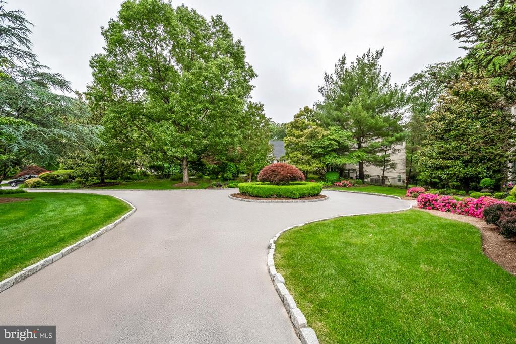 841 COLONY COURT