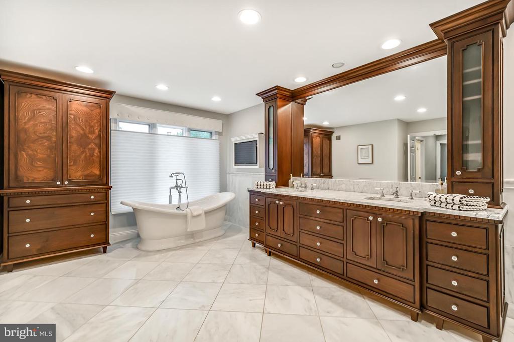 841 COLONY COURT