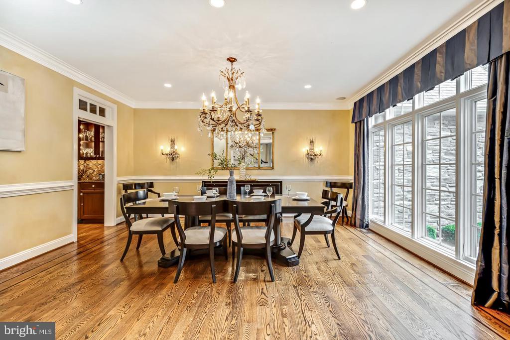 841 COLONY COURT