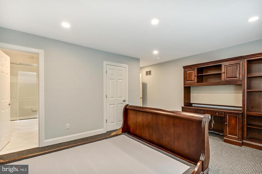 841 COLONY COURT