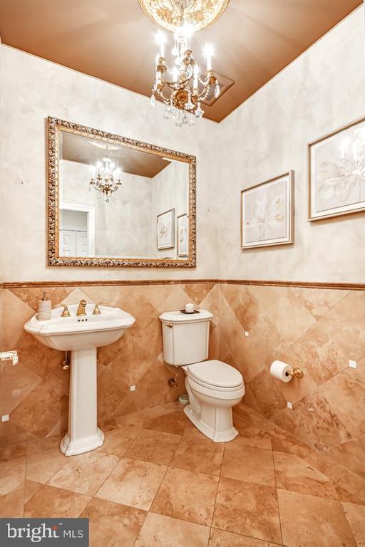 841 COLONY COURT