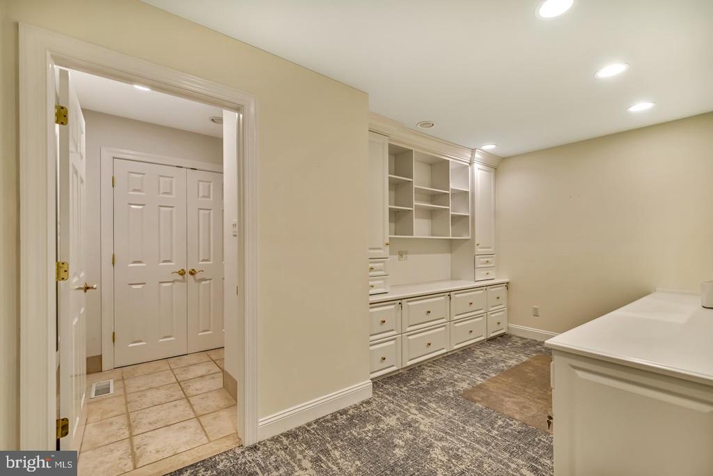 841 COLONY COURT