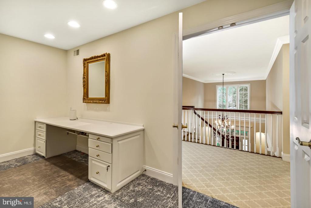 841 COLONY COURT