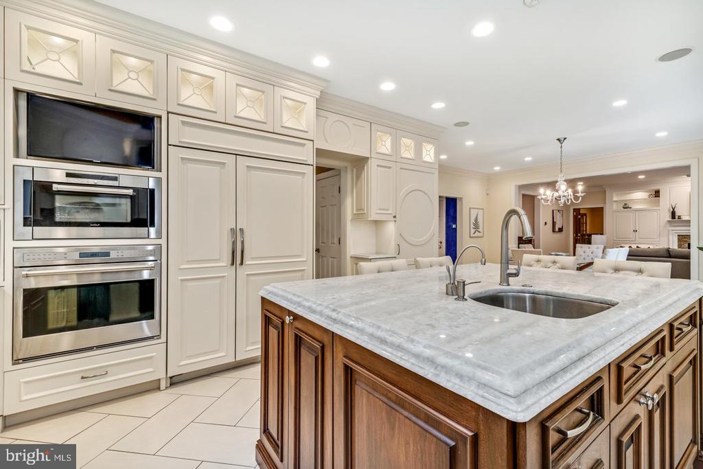 841 COLONY COURT